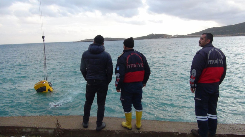 Mersin'de bir kişi taksisini denize sürüp intihar etti - Resim: 2
