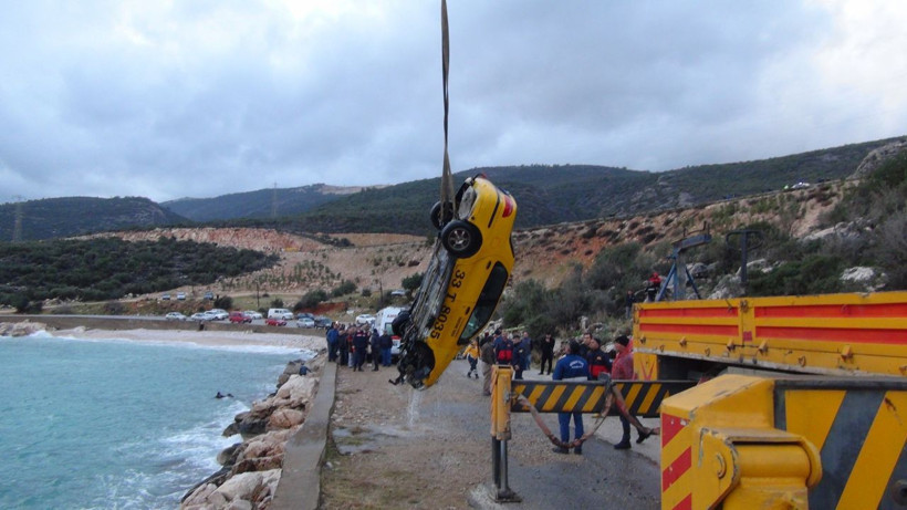 Mersin'de bir kişi taksisini denize sürüp intihar etti - Resim: 4