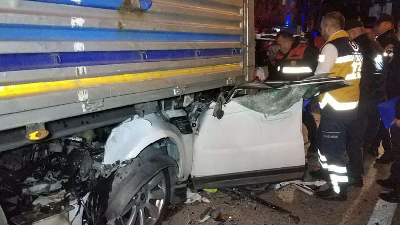 Samsun'da aracıyla TIR'ın altına giren iş adamı ağır yaralandı - Resim: 1