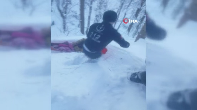 Rize'de karla kaplı yolda hastayı sedyeyle taşıdılar - Resim: 1