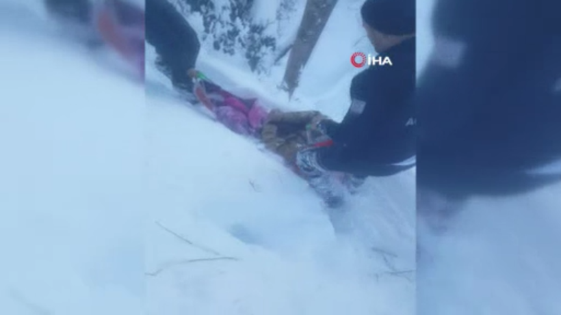 Rize'de karla kaplı yolda hastayı sedyeyle taşıdılar - Resim: 2