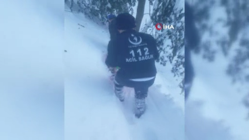 Rize'de karla kaplı yolda hastayı sedyeyle taşıdılar - Resim: 3