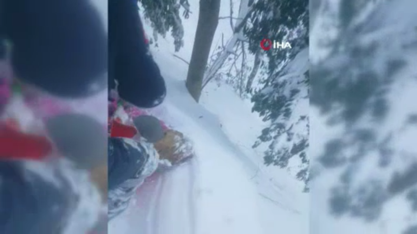 Rize'de karla kaplı yolda hastayı sedyeyle taşıdılar - Resim: 4