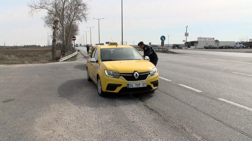 Göçmenler taksilerle Edirne'ye ilerliyor - Resim: 2