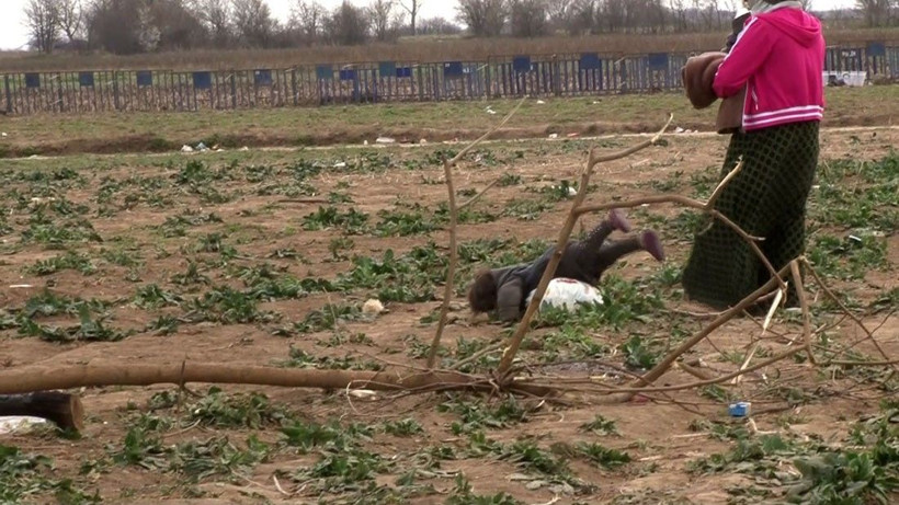 Suriyeli minik mültecinin ağır yükü - Resim: 2