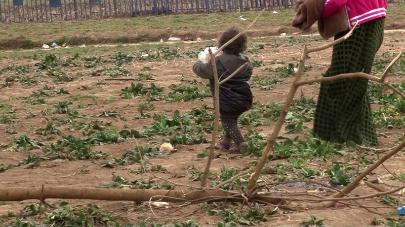 Suriyeli minik mültecinin ağır yükü - Resim: 3
