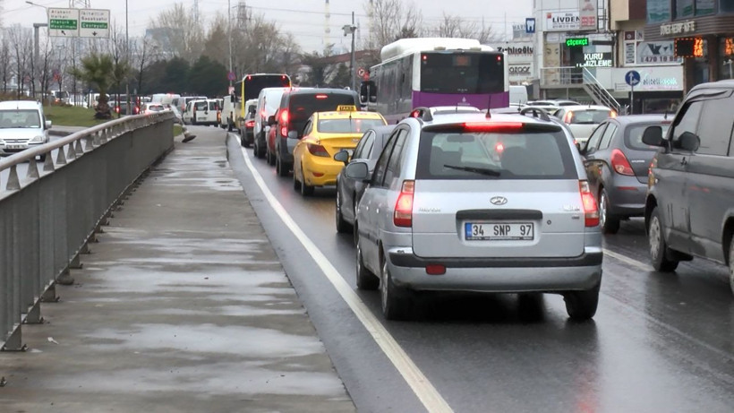 İstanbul Küçükçekmece’de 3 kilometrelik yolu 1 saatte alıyorlar - Resim: 1