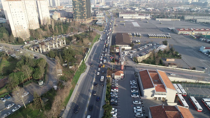 İstanbul Küçükçekmece’de 3 kilometrelik yolu 1 saatte alıyorlar - Resim: 3