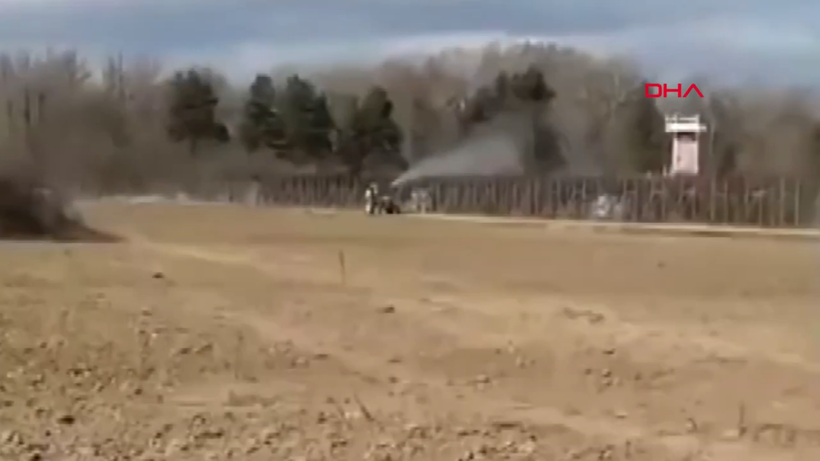 Yunan tarafından sınırdaki göçmenlerin üzerine traktörle tarım ilacı sıkıldı - Resim: 1