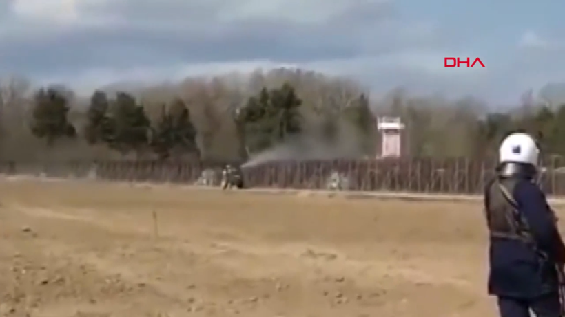 Yunan tarafından sınırdaki göçmenlerin üzerine traktörle tarım ilacı sıkıldı - Resim: 2