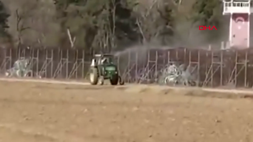 Yunan tarafından sınırdaki göçmenlerin üzerine traktörle tarım ilacı sıkıldı - Resim: 3