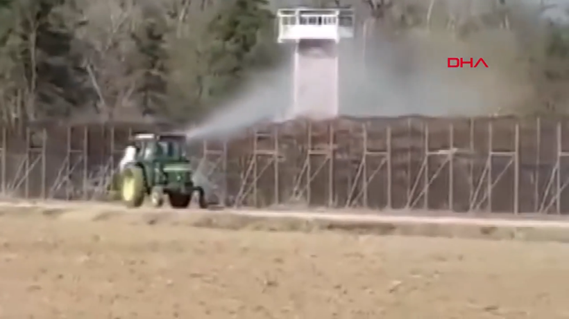 Yunan tarafından sınırdaki göçmenlerin üzerine traktörle tarım ilacı sıkıldı - Resim: 4