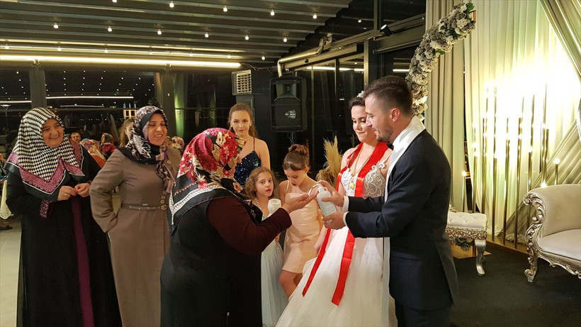 Koronavirüs çıktı böyle oldu düğüne gelen davetlilere dezenfektan tutuldu - Resim: 1