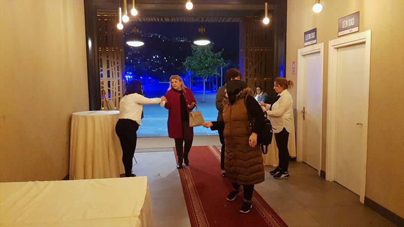 Koronavirüs çıktı böyle oldu düğüne gelen davetlilere dezenfektan tutuldu - Resim: 2