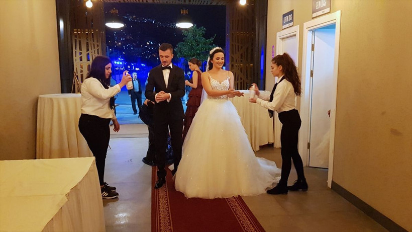 Koronavirüs çıktı böyle oldu düğüne gelen davetlilere dezenfektan tutuldu - Resim: 3