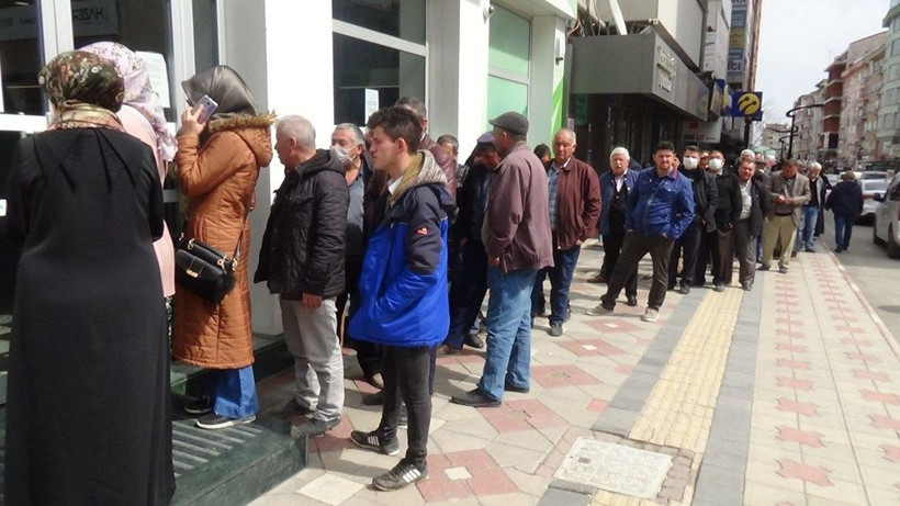 Tüm yurtta can sıkan korona umursamazlığı Ne 65 yaş yasağı ne sosyal mesafe takıldı - Resim: 1