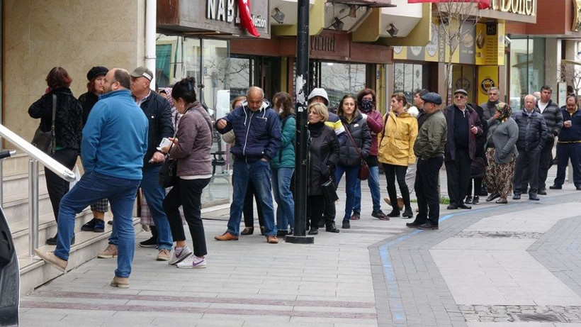 Tüm yurtta can sıkan korona umursamazlığı Ne 65 yaş yasağı ne sosyal mesafe takıldı - Resim: 4