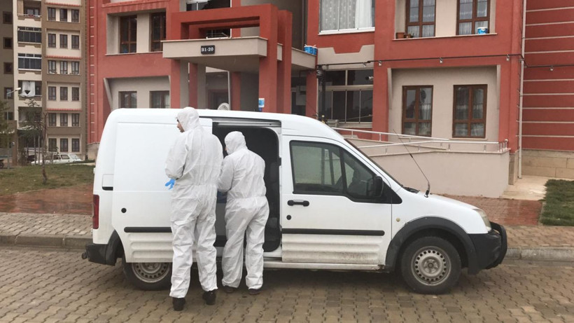 Karaman'da yattığı kanepede ölü bulundu ekipler özel kıyafetlerle içeri girdi - Resim: 3