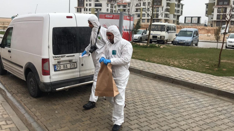 Karaman'da yattığı kanepede ölü bulundu ekipler özel kıyafetlerle içeri girdi - Resim: 1