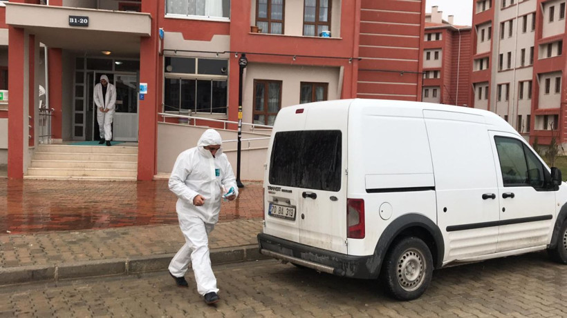 Karaman'da yattığı kanepede ölü bulundu ekipler özel kıyafetlerle içeri girdi - Resim: 2