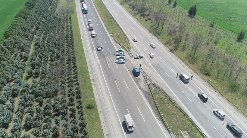 İstanbul'un giriş ve çıkışlarına abluka kilometrelerce kuyruklar oluştu - Resim: 1