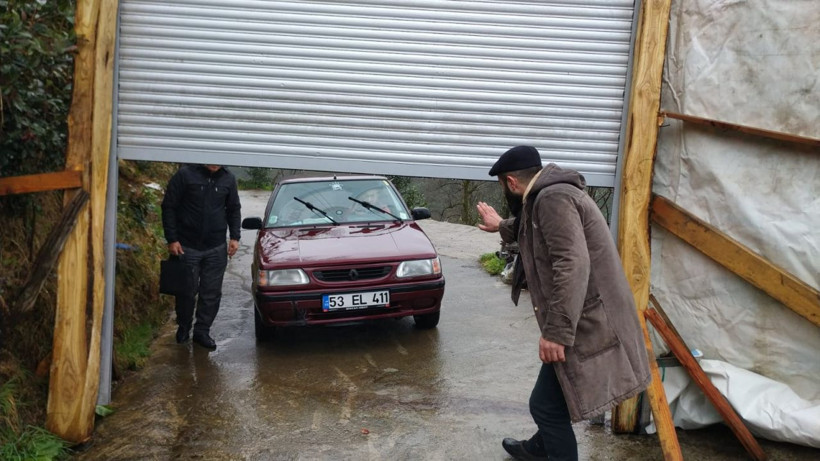 Rize'de köylülerin sıradışı önlemi! Aşıklar köyü girişine otomatik kepenk yaptılar - Resim: 1