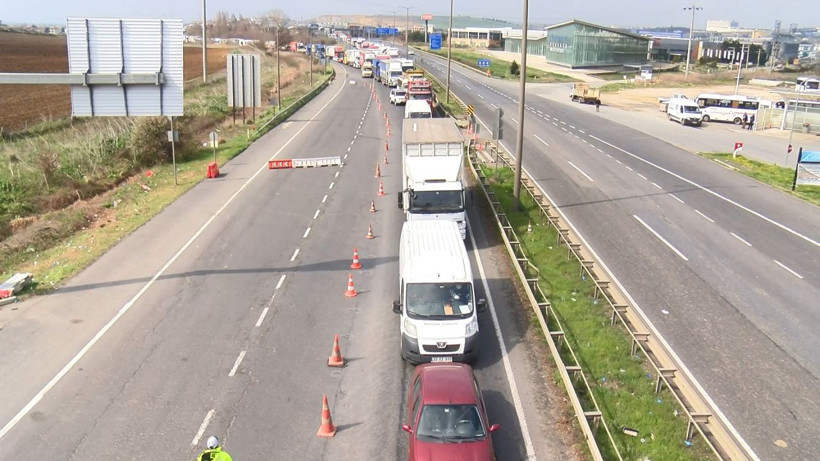 Polis ve jandarma İstanbul'un giriş ve çıkışlarını tuttu kilometrelerce kuyruk var - Resim: 2