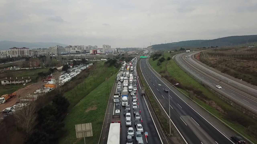 Polis ve jandarma İstanbul'un giriş ve çıkışlarını tuttu kilometrelerce kuyruk var - Resim: 1