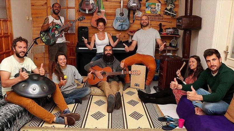 Alper Kaya Fethiye'de koronavirüs mağduru 6 Fransız ve 1 İspanyol'u misafir ediyor - Resim: 1