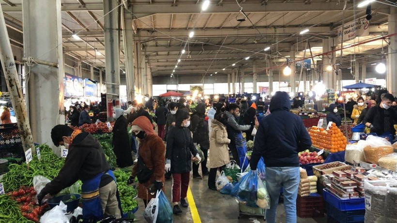 İstanbul'dan ürküten manzaralar! Semt pazarları koronavirüs tehlikesi saçıyor - Resim: 3
