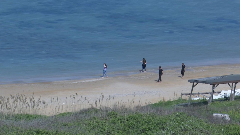İstanbul Kilyos'ta sokağa çıkma yasağına rağmen denize girenler oldu - Resim: 2