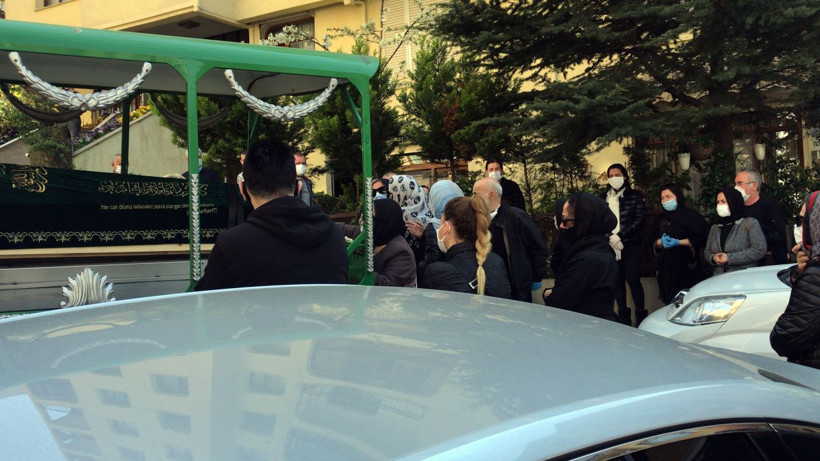 Ünlü modacı Nur Yerlitaş'ın cenazesi defnedildi Sibel Can detayı dikkat çekti - Resim: 2