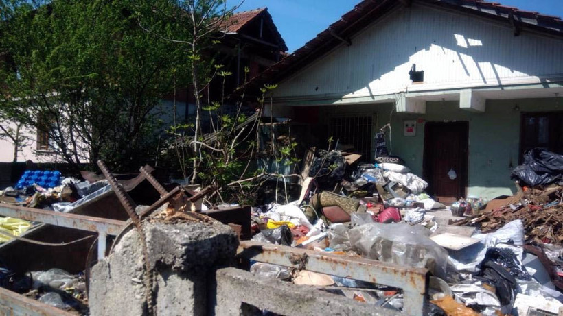 Düzce'de kötü kokuların geldiği evden 13 kamyon çöp çıkarıldı - Resim: 1