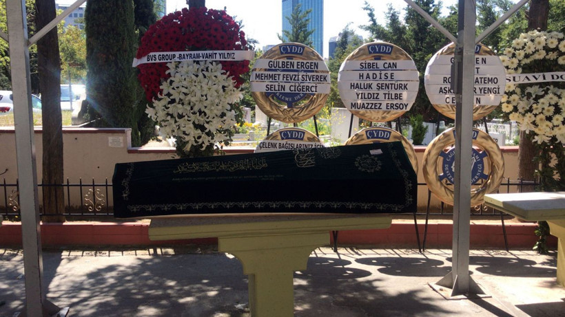 Bülent Ersoy'un annesi Necla Poyraz son yolculuğuna uğurlandı başından ayrılmadı - Resim: 3