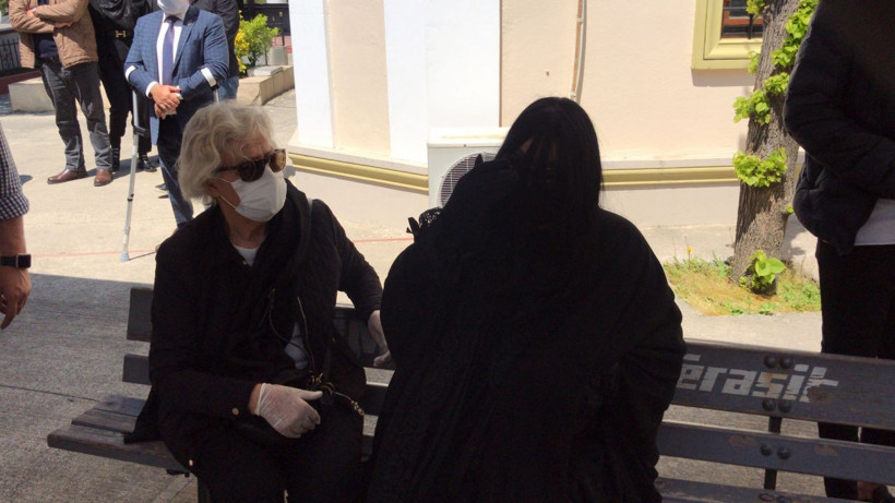 Bülent Ersoy'un annesi Necla Poyraz son yolculuğuna uğurlandı başından ayrılmadı - Resim: 2