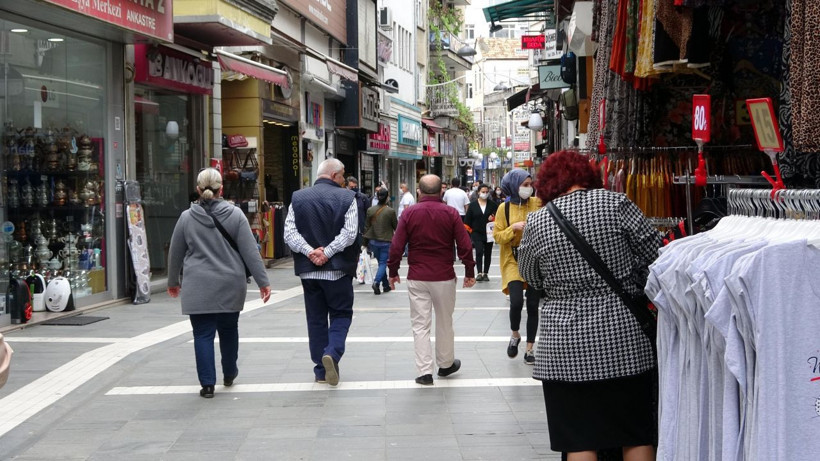 Trabzon'da caddeler dolup taştı! Güneş kremi almak için çıkan var - Resim: 1