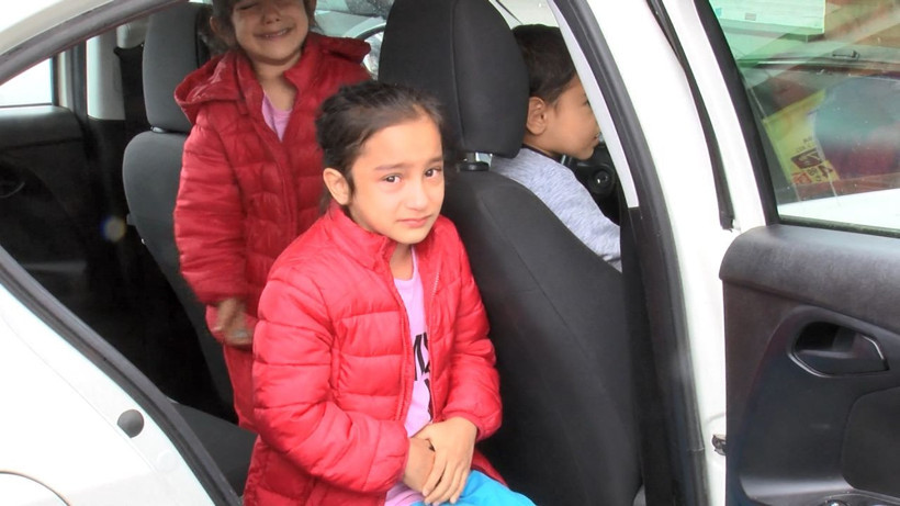 Esenyurt'ta otomobilde bırakılan ve korkudan ağlayan çocukları polis sakinleştirdi - Resim: 4