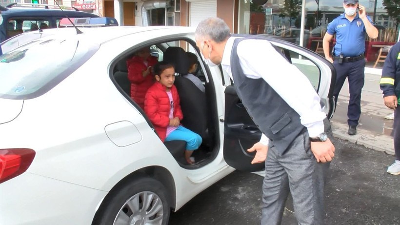 Esenyurt'ta otomobilde bırakılan ve korkudan ağlayan çocukları polis sakinleştirdi - Resim: 2