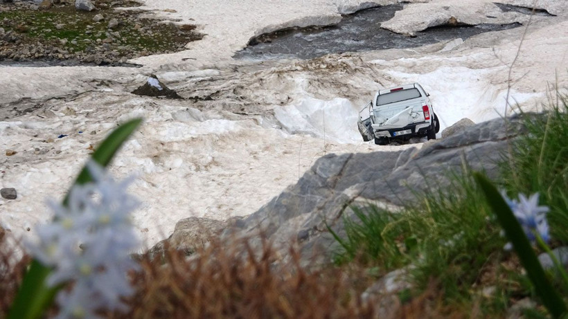 Van'da 42 kişinin öldüğü çığ faciasında kar altında kalan araçlar ortaya çıktı - Resim: 2