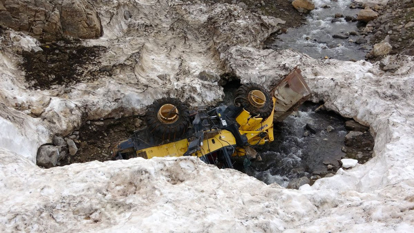 Van'da 42 kişinin öldüğü çığ faciasında kar altında kalan araçlar ortaya çıktı - Resim: 4