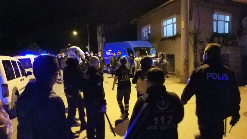 Kütahya'da hamile kadını tekmeleyen alkollü muhtar kendisini linçten kurtaran polise de saldırdı - Resim: 1