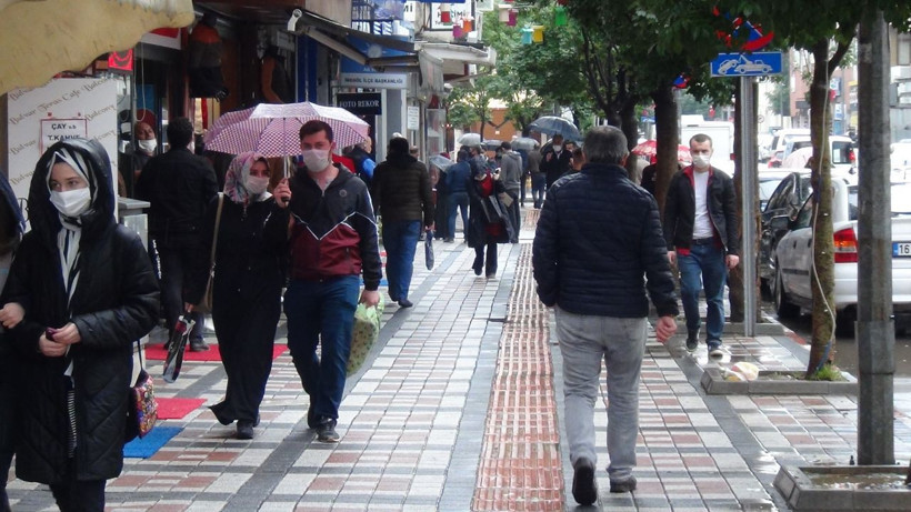 Çocuklar üçüncü kez sokağa çıktı yağmurlu havaya denk geldiler - Resim: 3