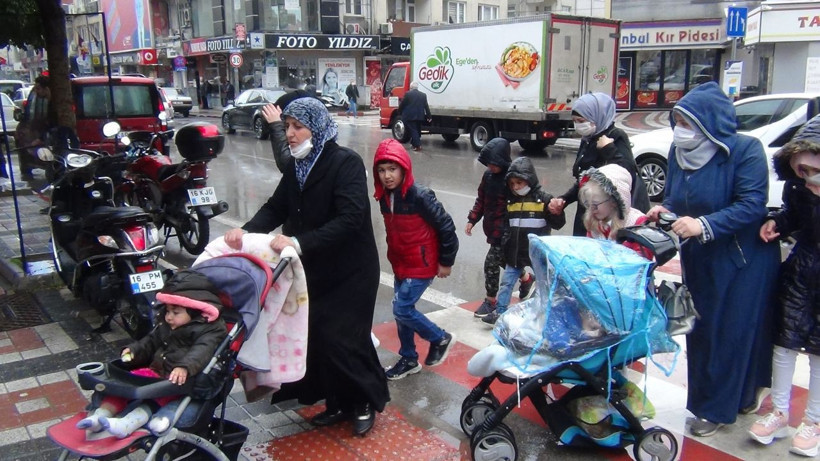 Çocuklar üçüncü kez sokağa çıktı yağmurlu havaya denk geldiler - Resim: 2