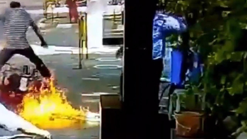 Hindistan’da motosikletli sürücü dezenfekte edilirken alev aldı - Resim: 3