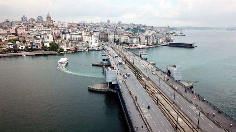 İstanbul Galata Köprüsü'nde maskeler de oltalar da hazır - Resim: 1