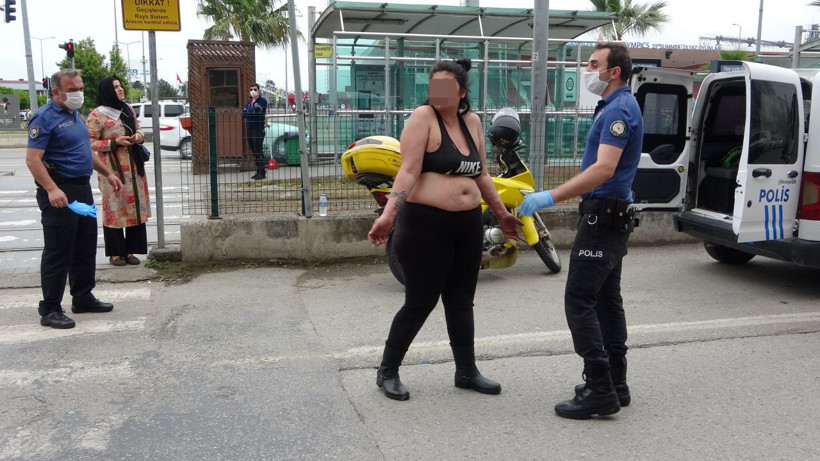 Olayın adresi Samsun! Yarı çıplak yola atlayan kadın trafiği alt üst etti - Resim: 3