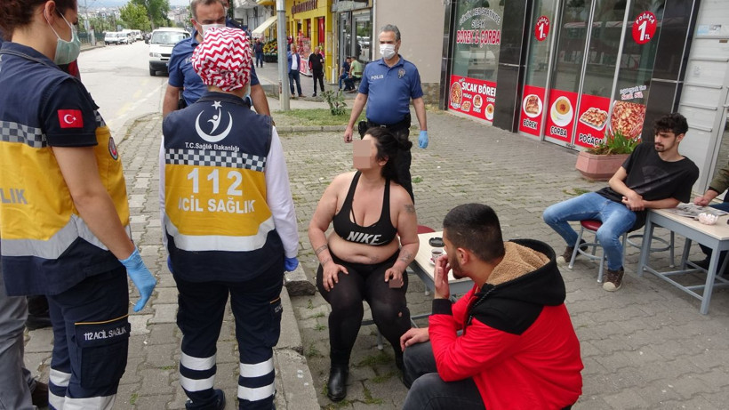 Olayın adresi Samsun! Yarı çıplak yola atlayan kadın trafiği alt üst etti - Resim: 4