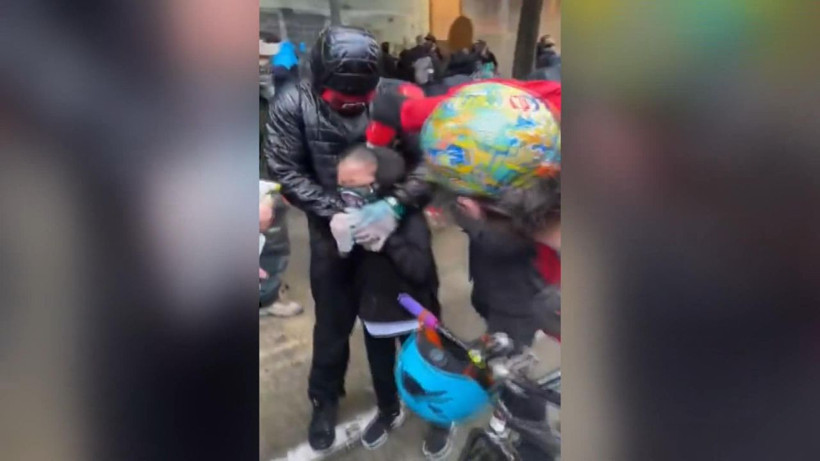 ABD’de polis 7 yaşındaki çocuğun yüzüne biber gazı sıktı - Resim: 1