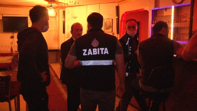 İstanbul'da yasağa aldırış etmeyen pavyona polis baskını mekan mühürlendi - Resim: 4