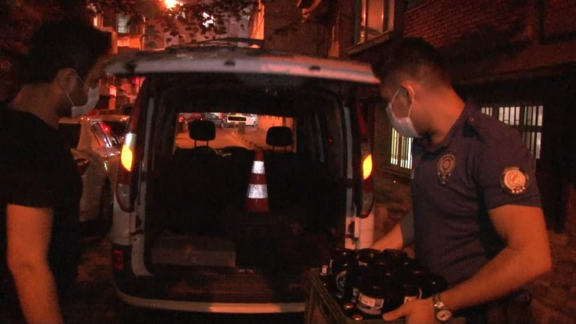 İstanbul'da yasağa aldırış etmeyen pavyona polis baskını mekan mühürlendi - Resim: 3